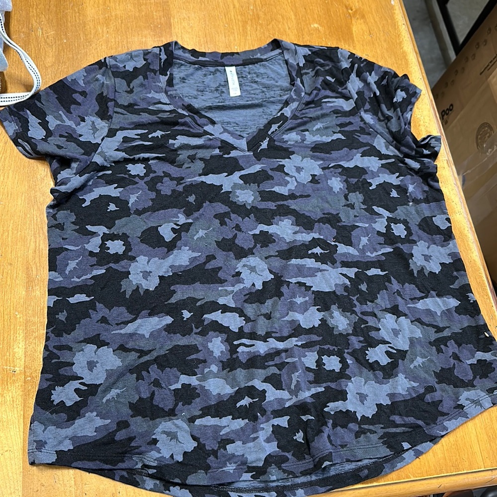 Athleta Black and Gray Camo Short Sleeve V Neck Shirt Size 1X